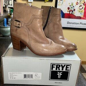 Frye “Janis” ankle boots sz 7.5 almost new!